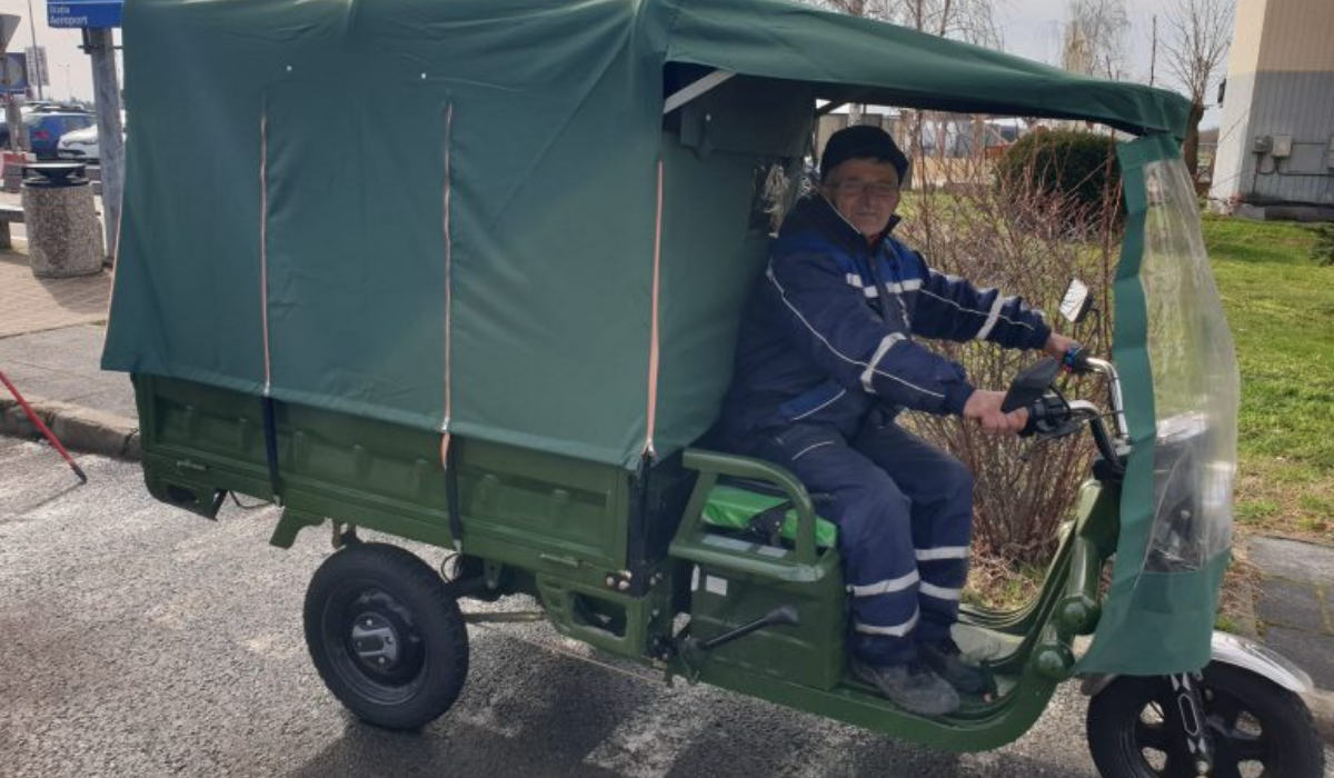 Moș Toma, în vârstă de 70 de ani, face zilnic naveta 40 de kilometri, să strângă gunoaiele din parcarea Aeroportului din Timișoara. Se mândrește cu munca lui: „Nu-i un lucru urât”