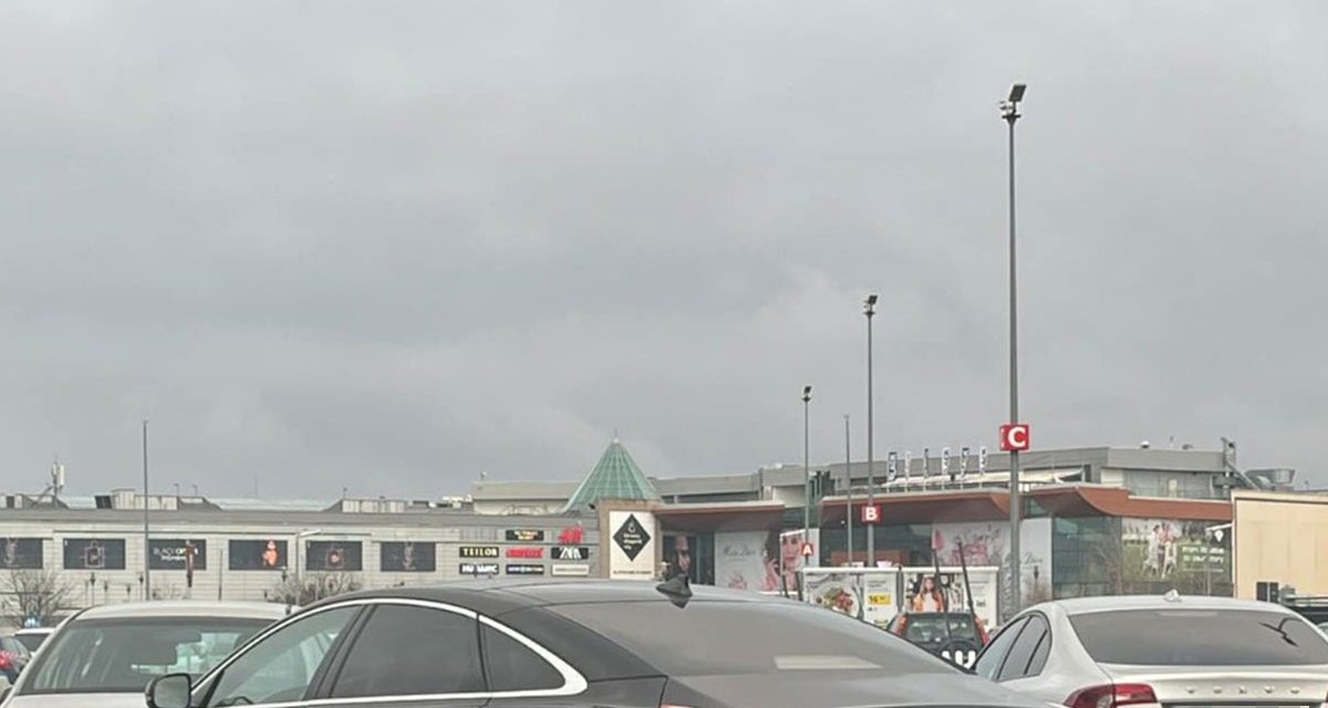 Cum a parcat un Jaguar un bărbat din București, la IKEA Băneasa! Oamenii au luat foc: „Demonstraţie de şmecherie”