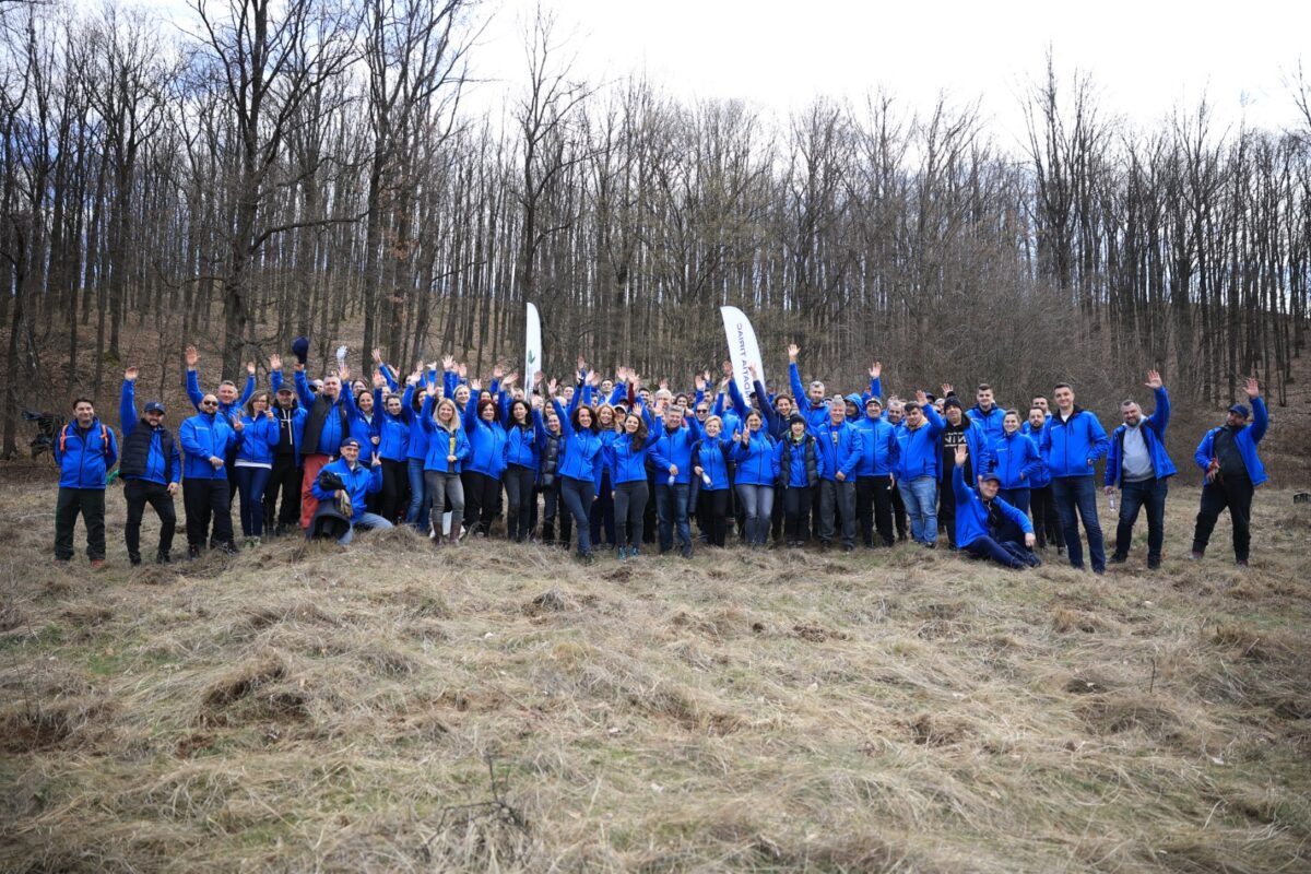 Peste 100 de voluntari ai Fundației Țiriac și Țiriac Auto și-au unit forțele în cadrul programului    Plantăm fapte bune în România pentru a împăduri o enclavă forestieră în județul Argeș