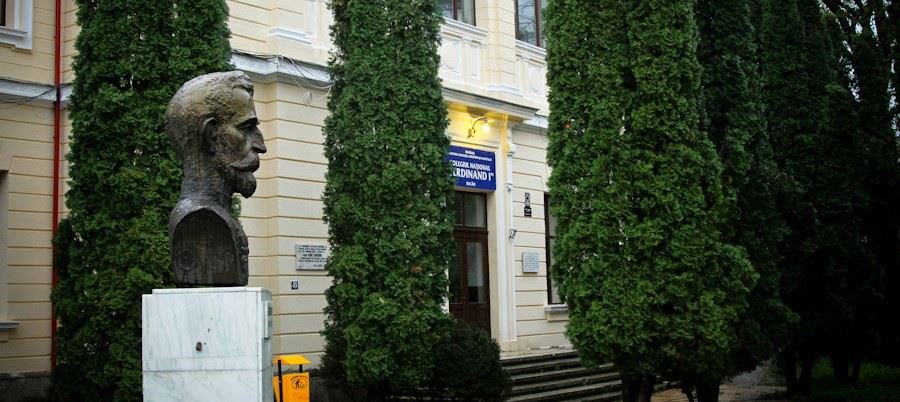 Intrarea în Colegiul Național Ferdinand I din Bacău