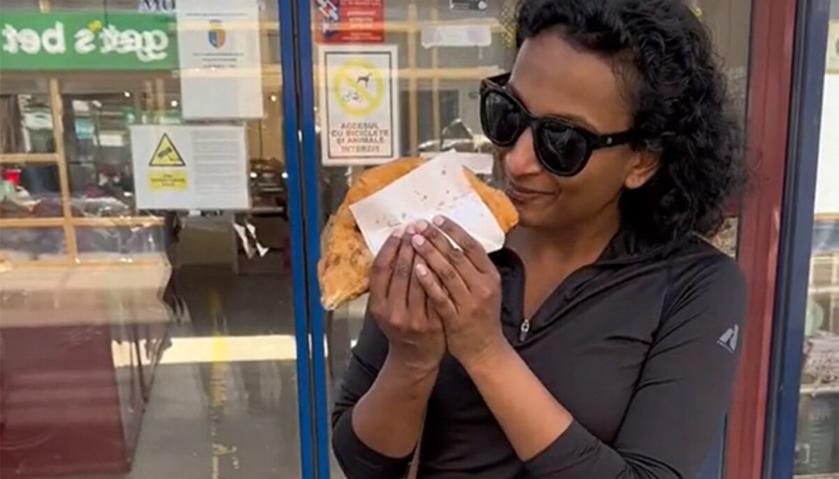 Câți lei a dat această turistă americană pe o plăcintă în Cluj-Napoca: „Nu mânca și hârtia!”