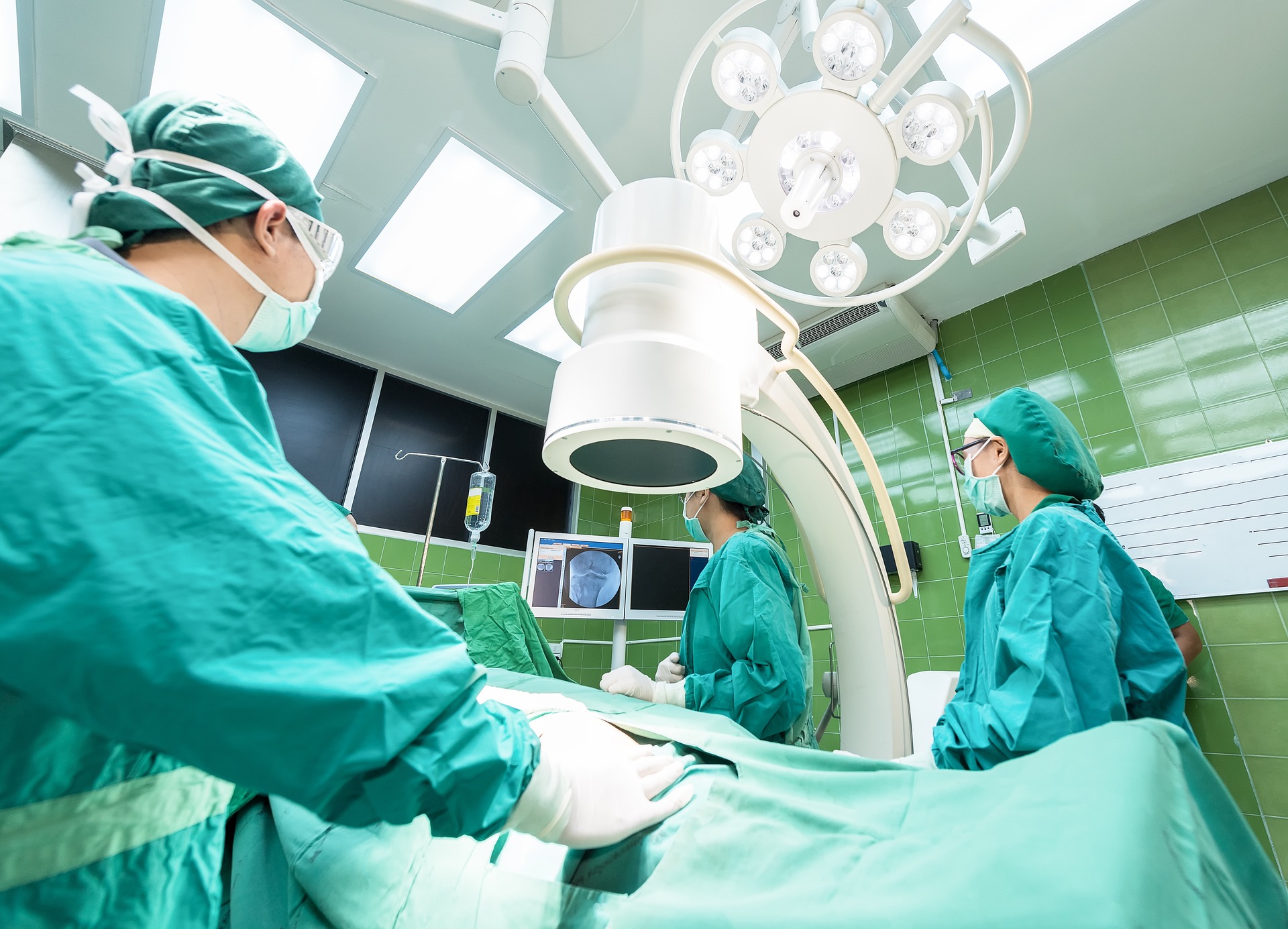 O asistentă medicală a fost ținută și legată pe o masă de operație, de către patru colegi de-ai săi / sursă foto: Pixabay