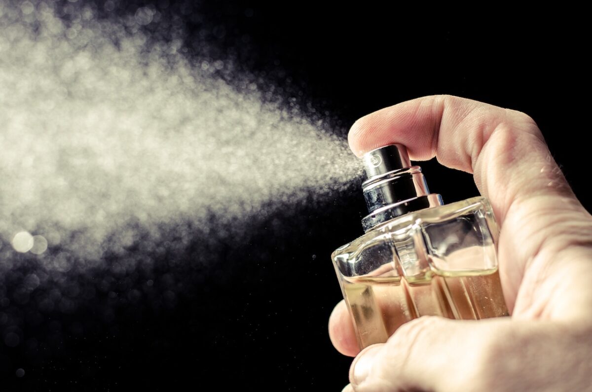 Caz șocant! O femeie a murit, după ce a mirosit o sticluță de parfum. Cum este posibil