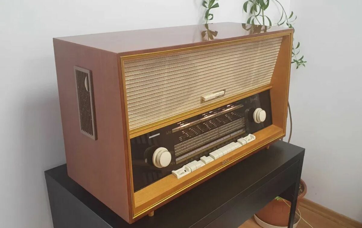Tu mai ai așa ceva acasă? Cu cât se vinde un radio de epocă cu tuburi, din perioada comunistă, în 2023