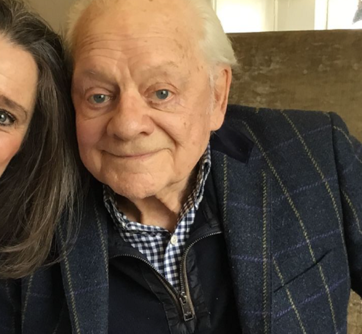 Imagine Stire Legenda TV a trăit un șoc emoțional când a aflat că are o fată de 52 de ani! Este telenovela anului în mass-media | 2review.ro