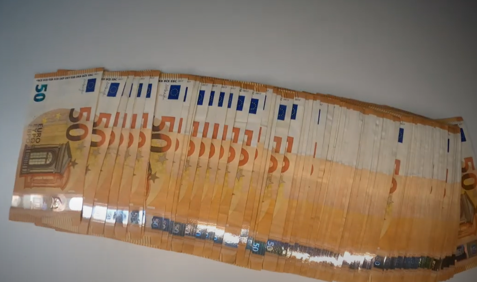 O bătrânică a uitat 9000 de euro în supermaket. Românca a avut parte de un ajutor nesperat