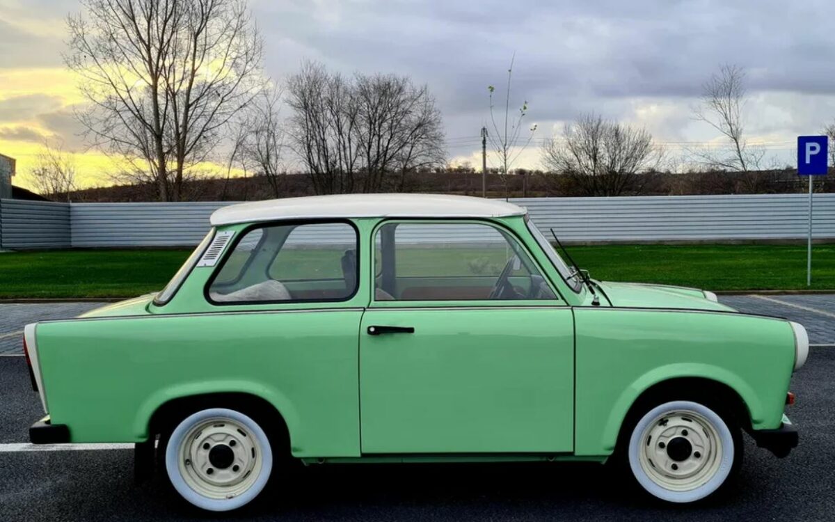 Înapoi în trecut! La ce preț se vinde un Trabant din 1988. Autoturismul a fost restaurat și are un rulaj de 70.000 de kilometri