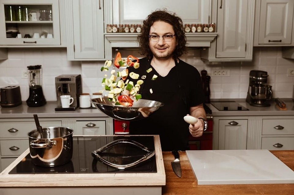 Imagine Stire Chef Florin Dumitrescu, dat afară pentru că ar fi furat un set de cuțite. Vedeta Antenei 1, în centrul unui scandal de proporții acum 10 ani | 2review.ro