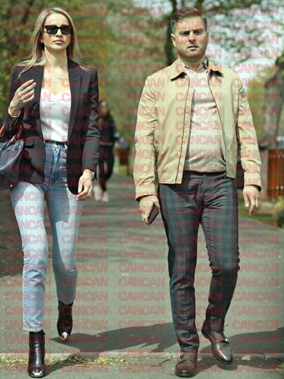 Valentin Popescu și Alexandra Cobzariu, relaxați pe stradă