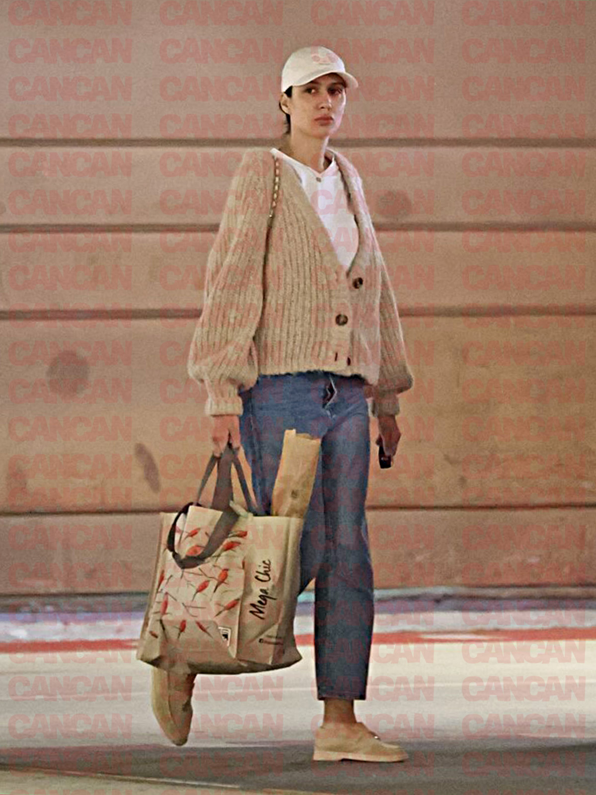 Andreea, cea mai bogată stewardesă din România, nu pare în apele ei (SURSA FOTO: CANCAN.RO)