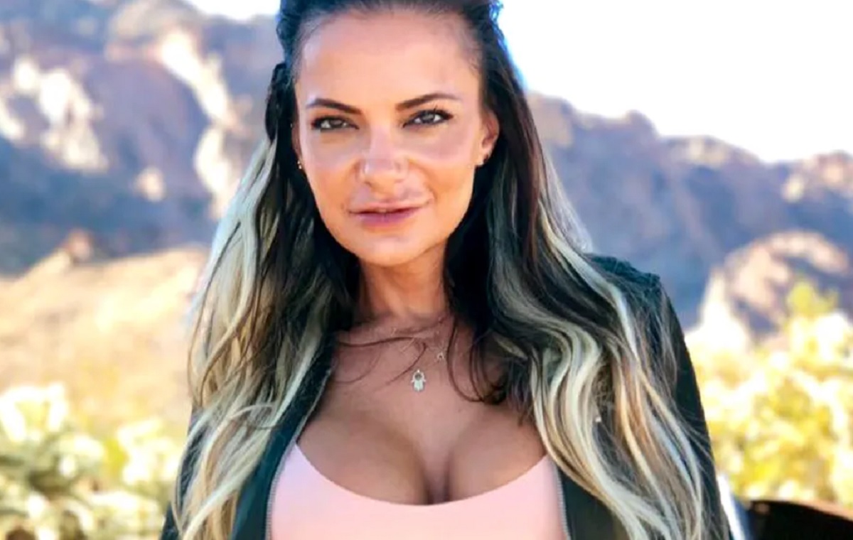 Imagine Stire Andreea Antonescu, la un pas de moarte: „Medicul l-a chemat pe tata și i-a spus să încerce să mai facă un copil”. Drama din copilăria cântăreței | 2review.ro