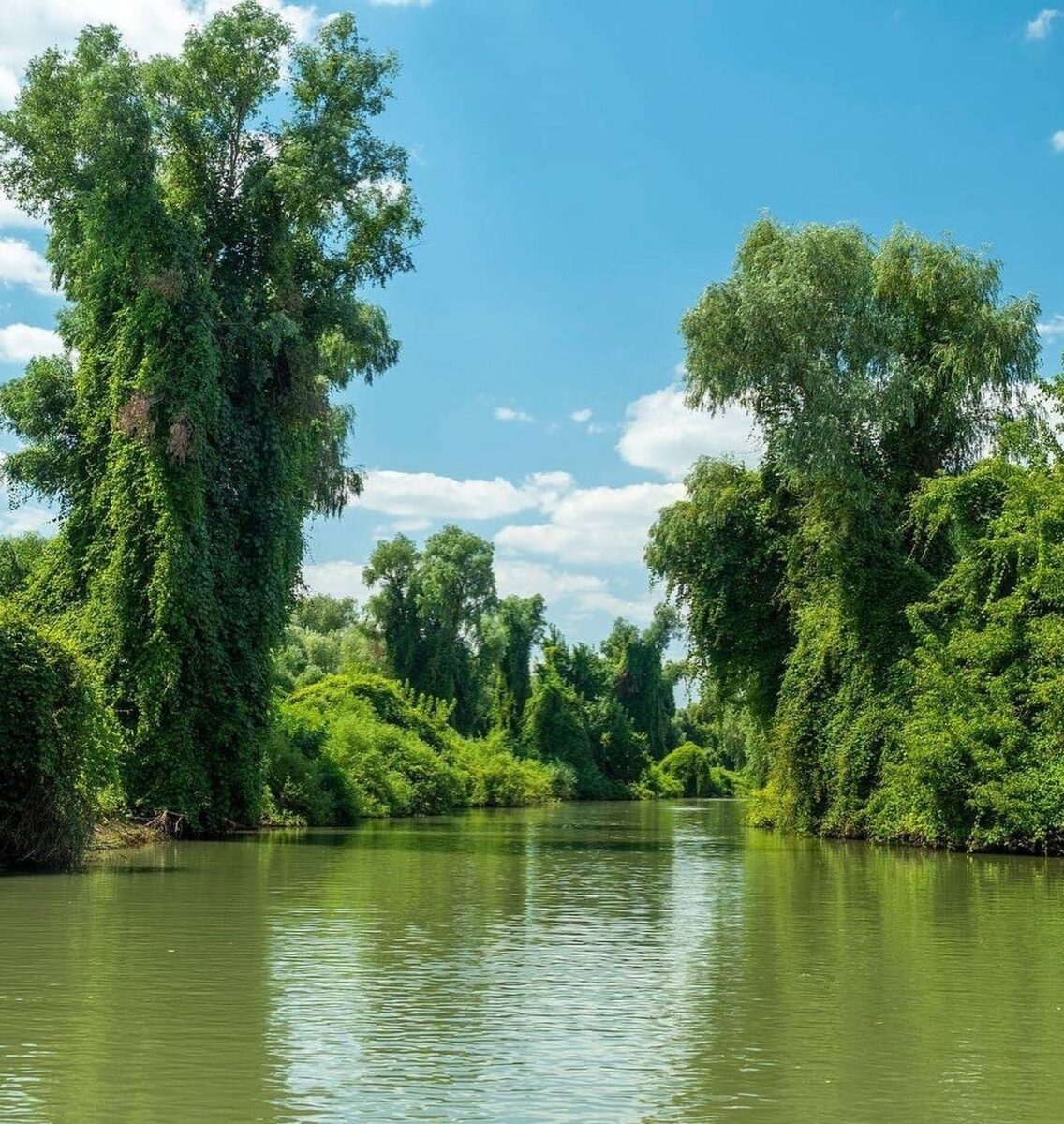 Locul din România denumit ”destinația de smarald”. Se află la doar 2 ore de București