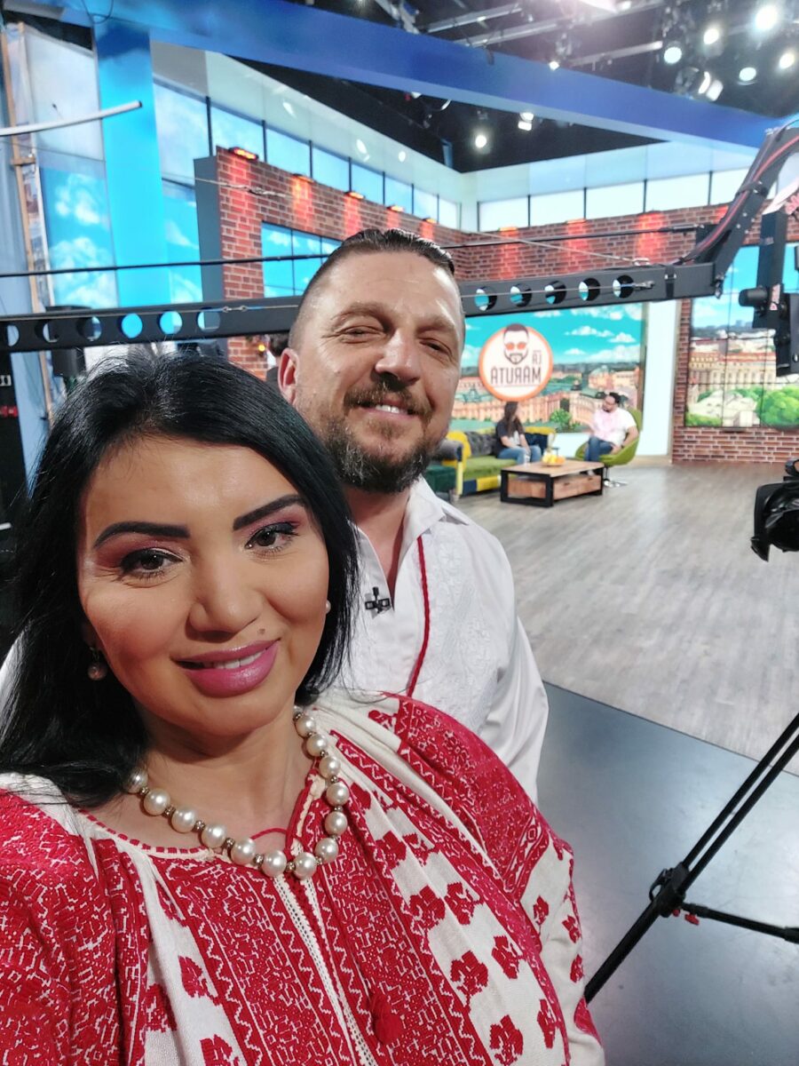 Imagine Stire Ultima intervenție estetică, odată cu soțul ei! Uluitor cum arată Adriana Bahmuțeanu, după ce s-a dat jos de pe masa de operație: ”Ne-au căzut jaluzelele!” / INTERVIU EXCLUSIV | 2review.ro