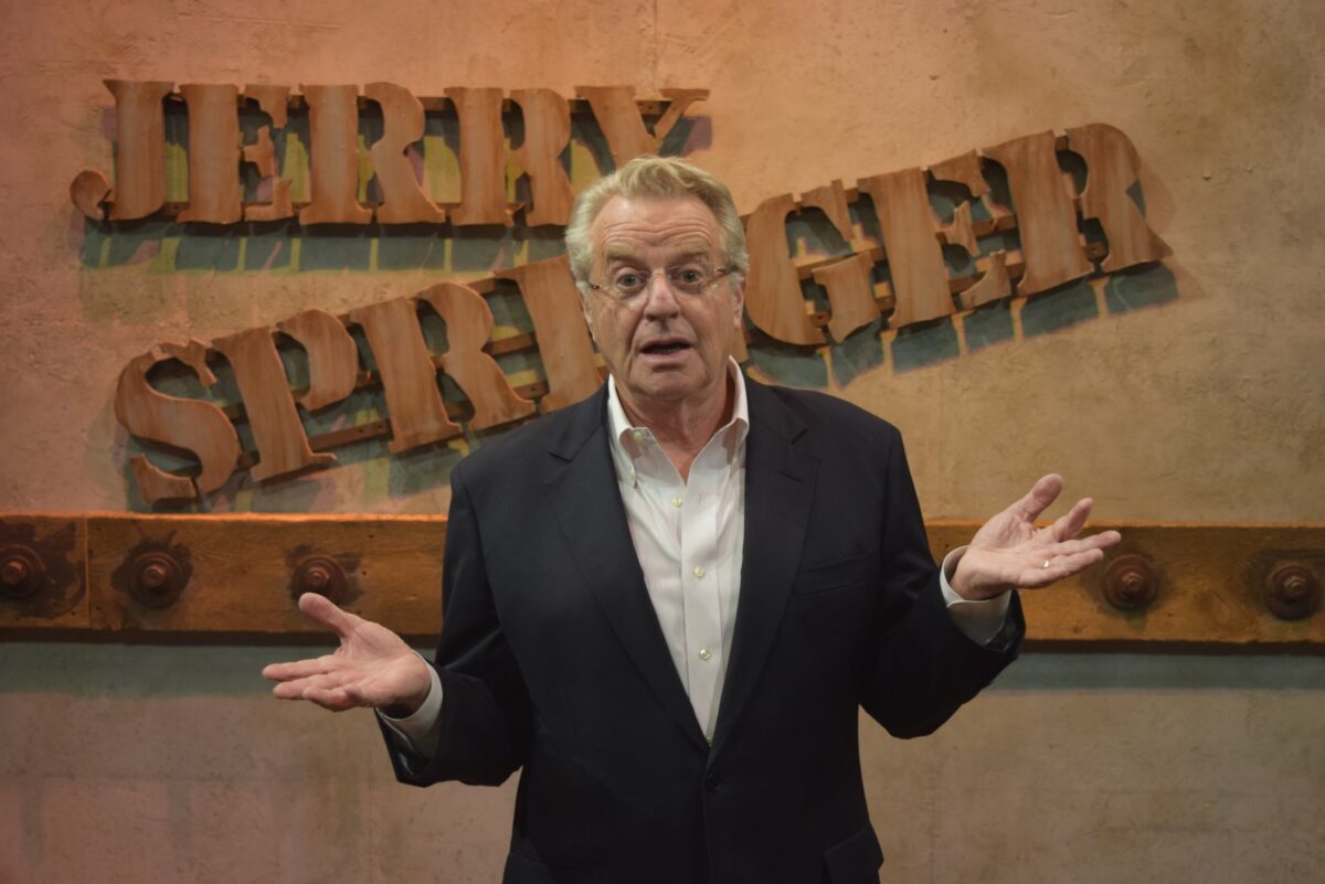 Imagine Stire Jerry Springer s-a stins din viață! Celebrul prezentator și politician a murit la vârsta de 79 de ani în urma unei boli grave | 2review.ro