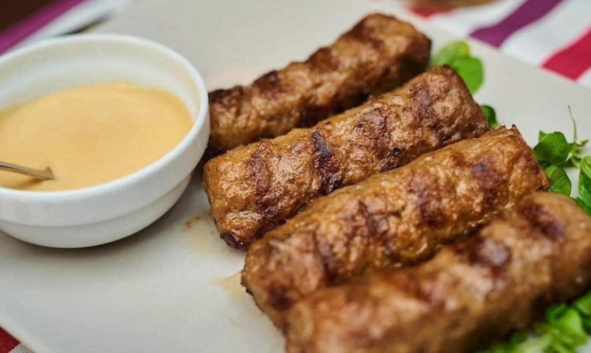 Imagine Stire Cum să prepari cei mai buni mici de 1 Mai. Ce muștar trebuie neapărat să eviți. Conține un ingredient cancerigen | 2review.ro