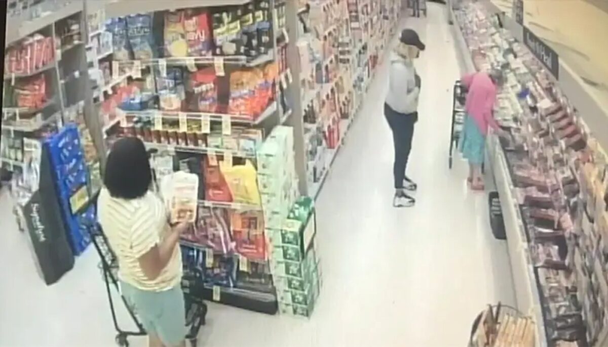 Femeie de 63 de ani, prinsă furând pâine și fructe din supermarket. Polițiștii i-au plătit ei produsele furate, după ce i-au auzit povestea