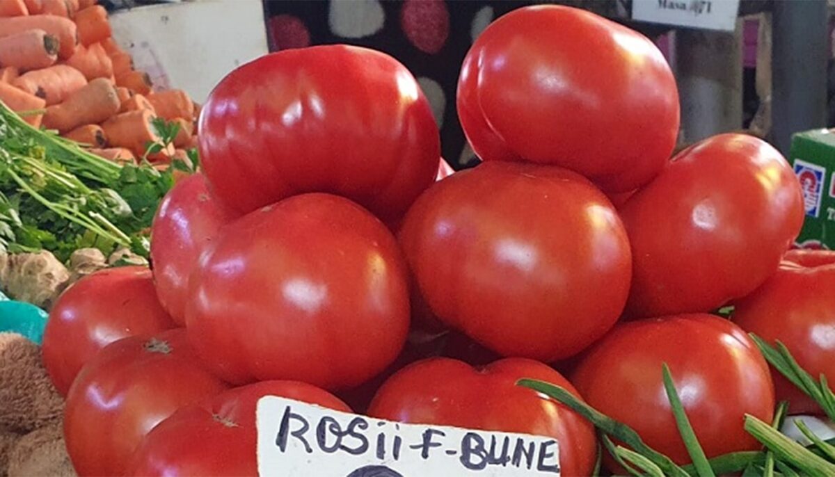 „Mai scumpe decât carnea!” Cu câți lei a ajuns să se vândă 1 kg de roșii într-o piața din Ploiești