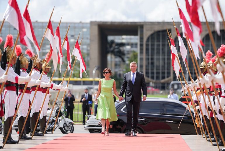 Imagine Stire Carmen Iohannis a comis-o din nou! Mihai Albu dă verdictul, după gafa vestimentară făcută de Prima Doamnă | 2review.ro