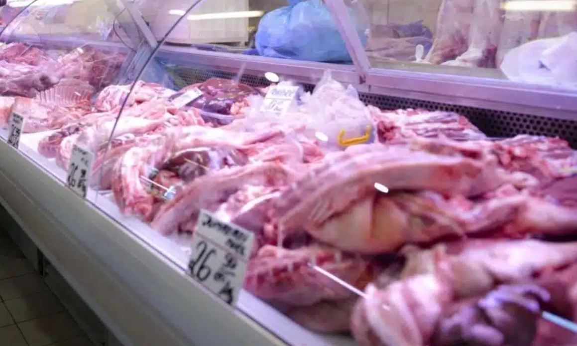 Îngrozitor! Carne de câine, vândută în loc de carne de miel! Oraşul din România în care DSV i-a prins în fapt pe comercianţi
