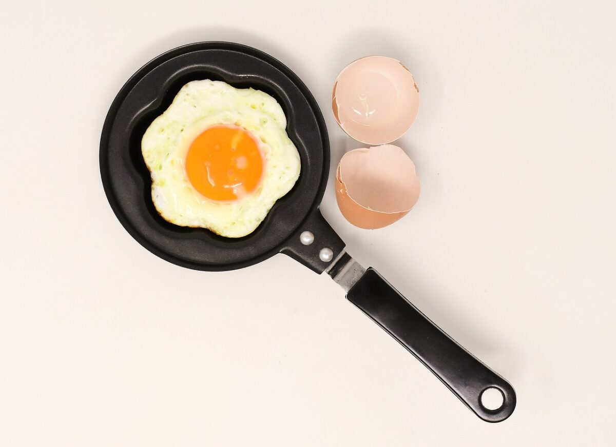 Ingredientul secret care se pune în tigaie atunci când faci ouă ochiuri. Nu ţi-ar trece prin minte să adaugi aşa ceva