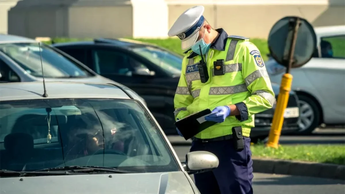 Șofer filmat în timp ce încerca să dea mită unui polițist. “Pentru dumitale, să bei un vin”. Totul a fost filmat de bodycam