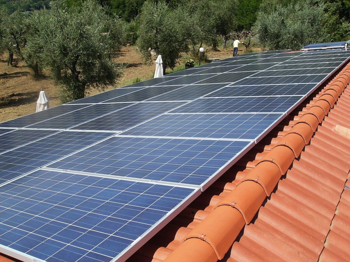 Reduceri de impozit pentru românii care au panouri solare acasă. Noua lege ar putea aduce scutiri importante la taxe