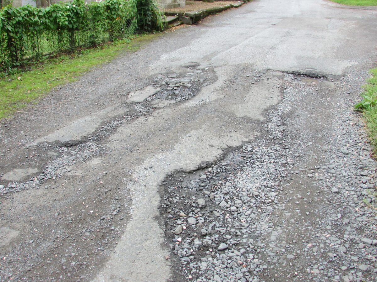 40 de ani a durat să fie asfaltată o stradă din România. Și asta cu proces!