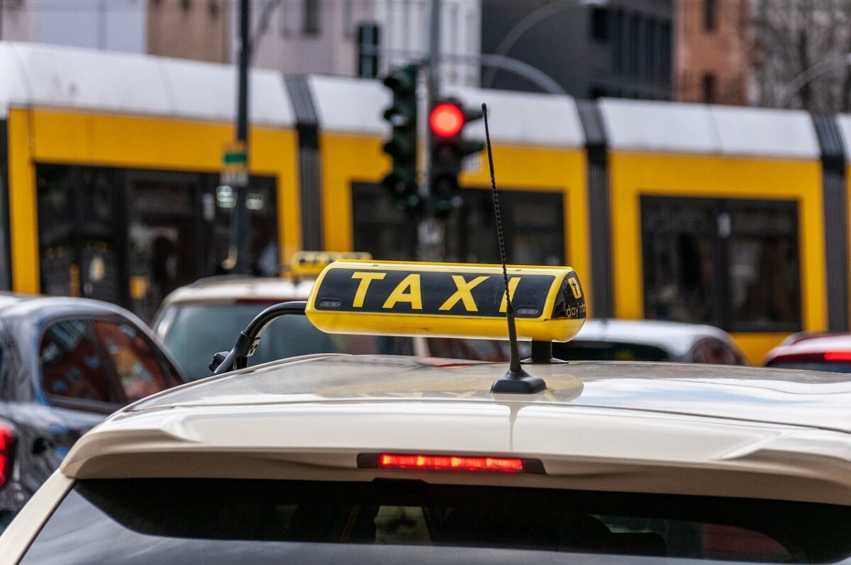 Ce bacşiş a primit un taximetrist din Bucureşti, pentru o cursă de 15.63 de lei? „Coboară fericit, că a lăsat ciubuc”