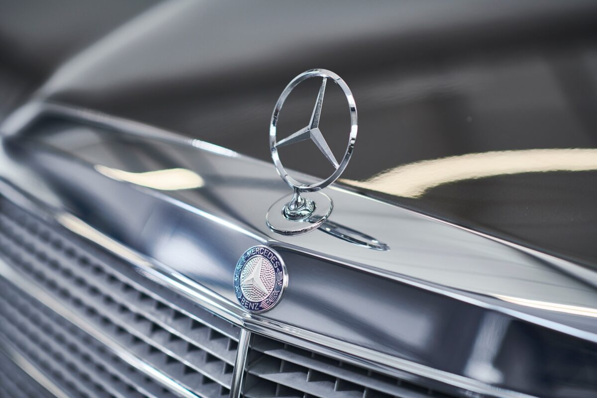 Un bărbat a împușcat mai multe persoane la o fabrică Mercedes din Germania. Doi oameni au murit în urma atacului