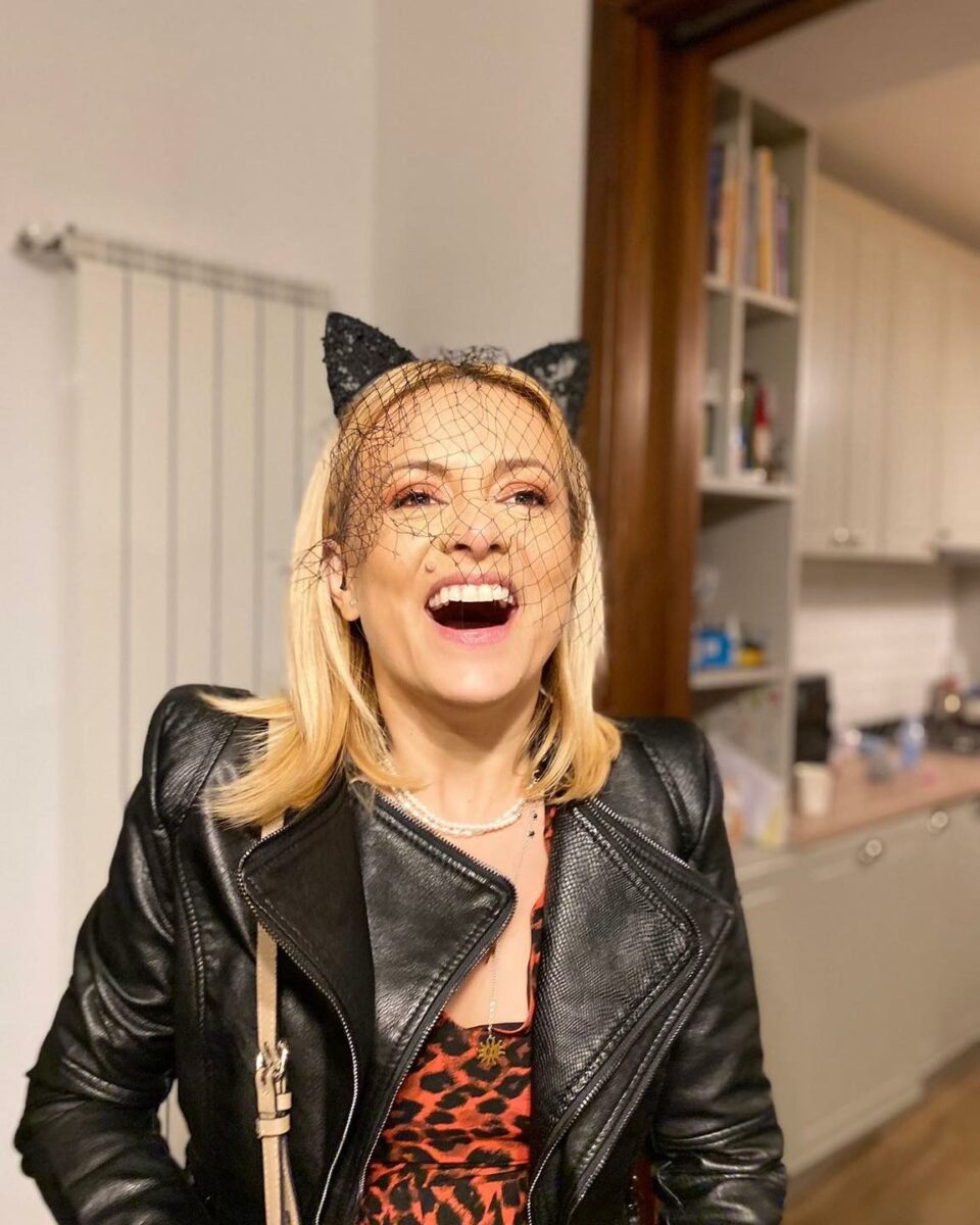 Imagine Stire Simona Gherghe, înjurată de un cunoscut cântăreț român: „M-a enervat, dă-o dracu!”. Conflictul dintre cei doi s-a consumat cu mulți ani în urmă | 2review.ro