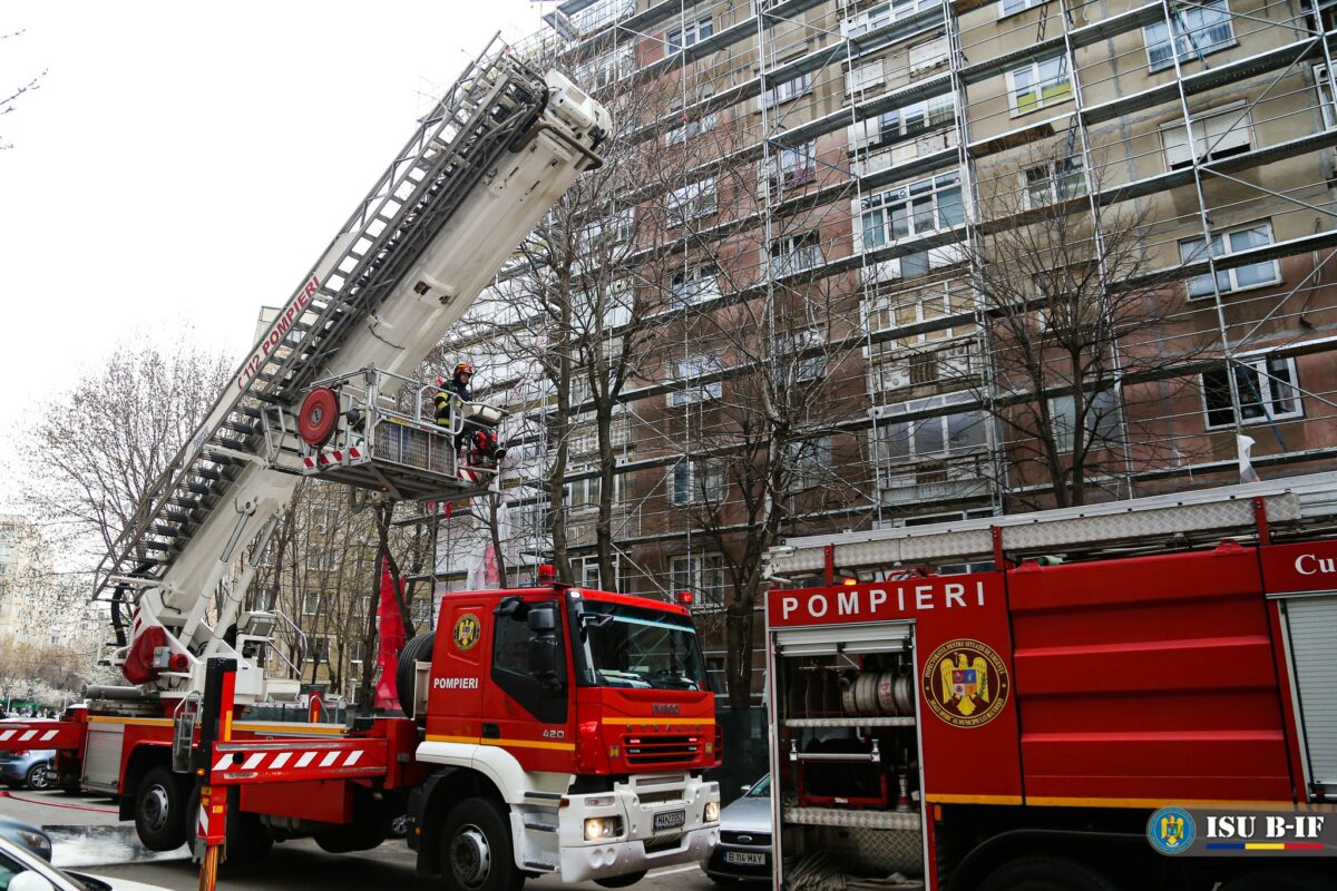 Incendiu puternic în plin centrul Bucureștiului. Trafic blocat, fumul a ajuns până în Piața Romană