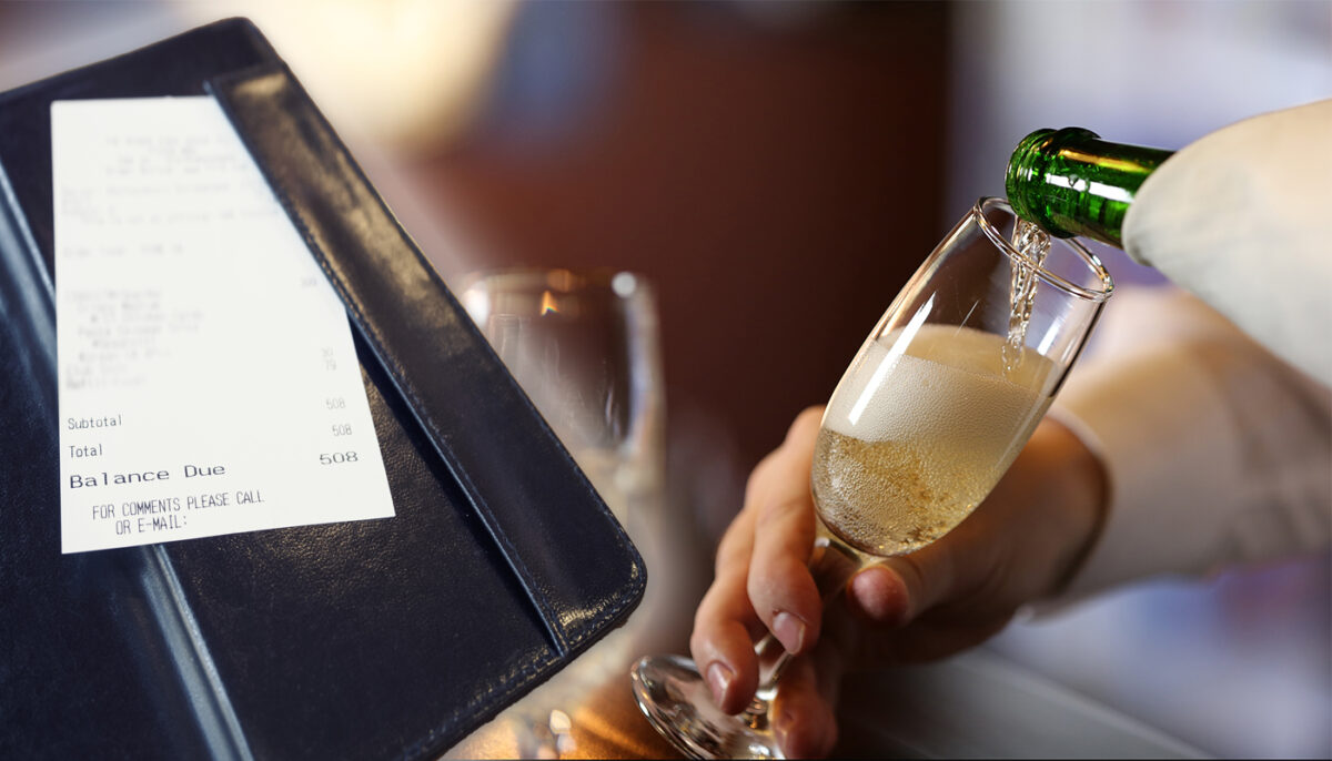 Câți bani a plătit un client pentru o sticlă de șampanie, într-un restaurant. A înlemnit când a văzut nota de plată