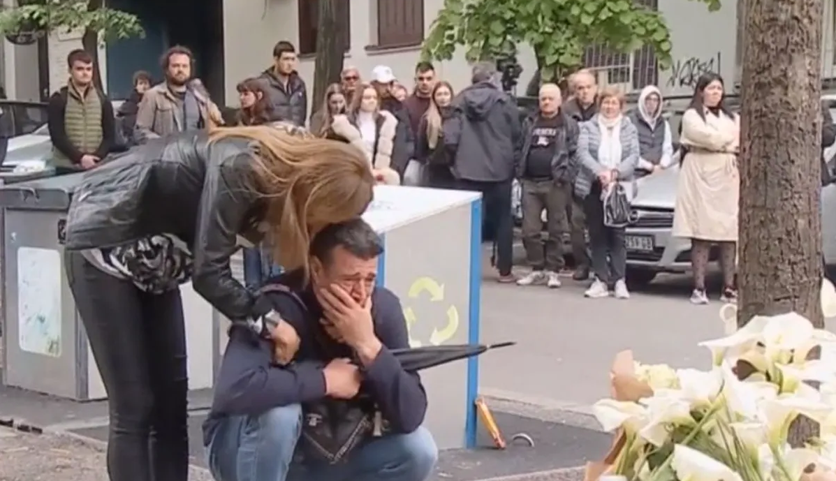 Dragan Kobiljski, antrenorul sârb al echipei SCM Zalău, sfâșiat de durere! A îngenuncheat în fața școlii unde și-a pierdut fiica în masacrul de la Belgrad