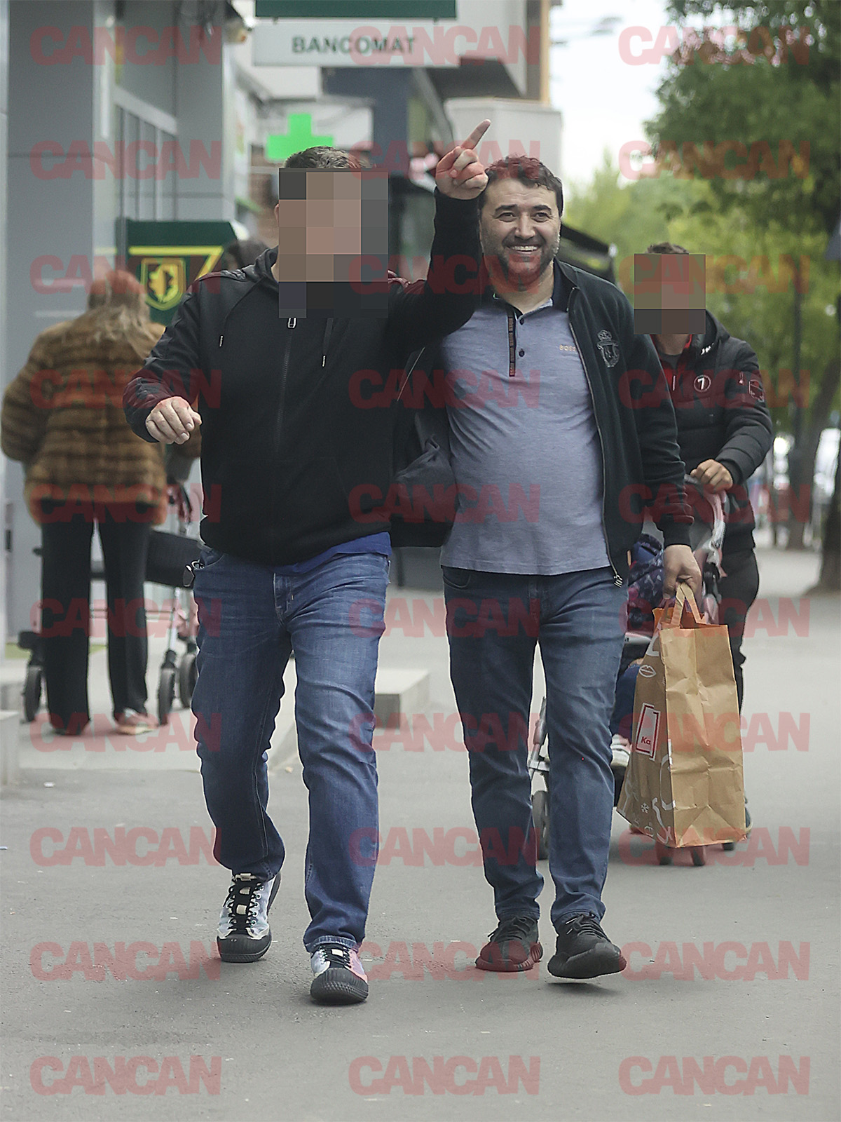 Ionuț Luțu, cu punga de bani în mâna stângă