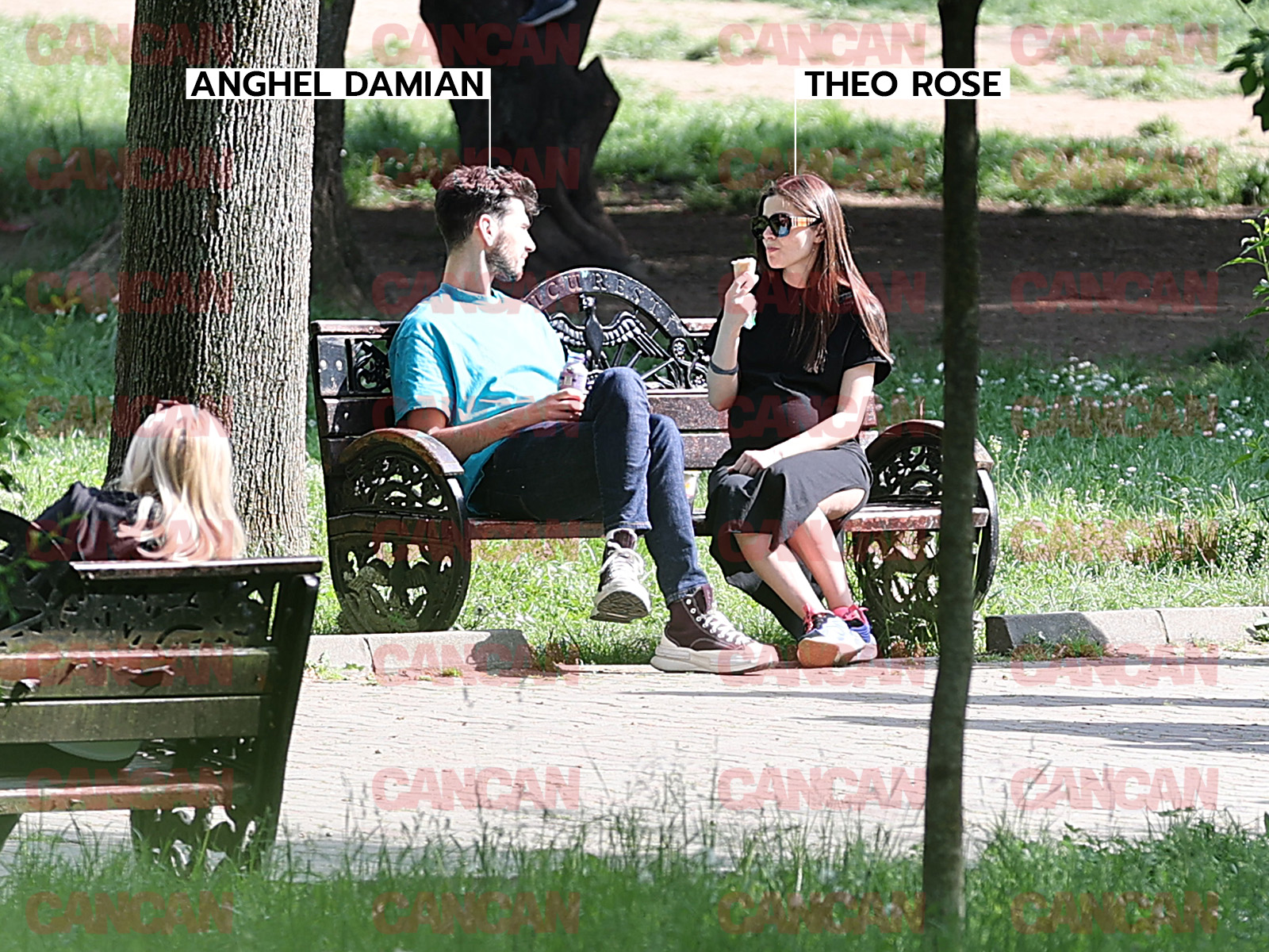 Theo Rose și Anghel Damian, relaxați pe bancă