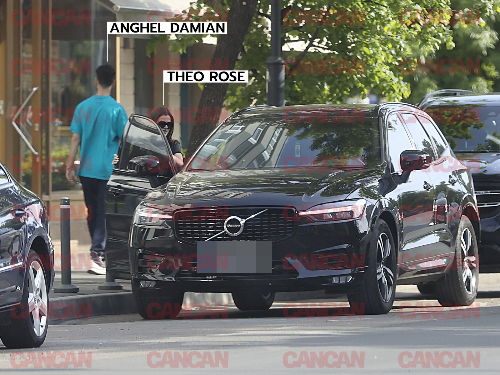 Theo Rose intră în mașină, în timp ce Anghel Damian se duce la magazin