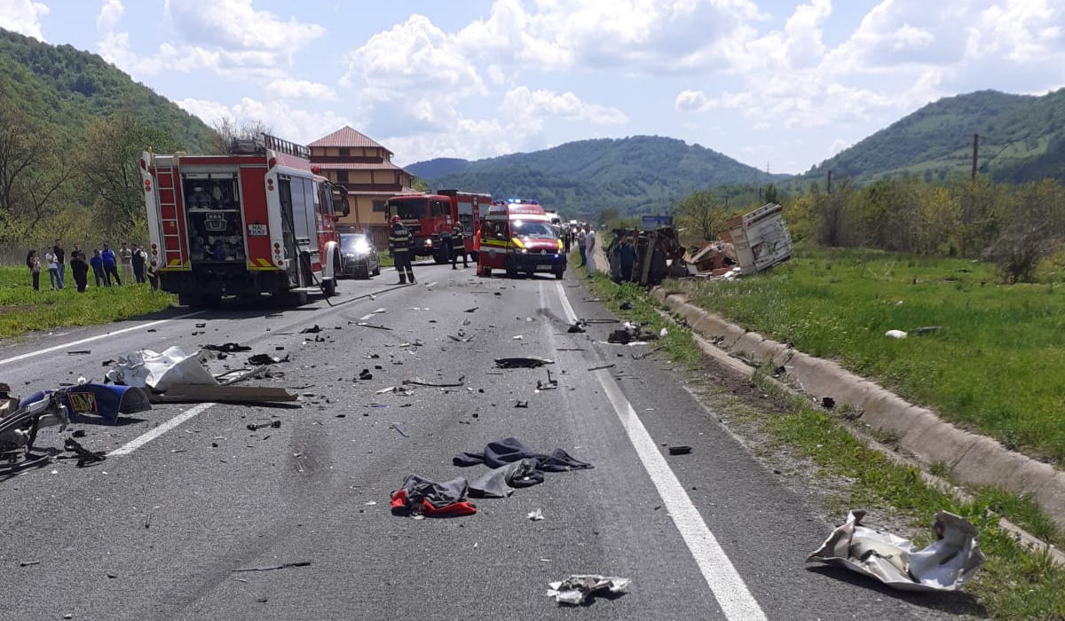 Tragedie de 1 mai pe un drum din Caraș-Severin! O persoană și-a pierdut viața, într-un accident cu cinci autovehicule