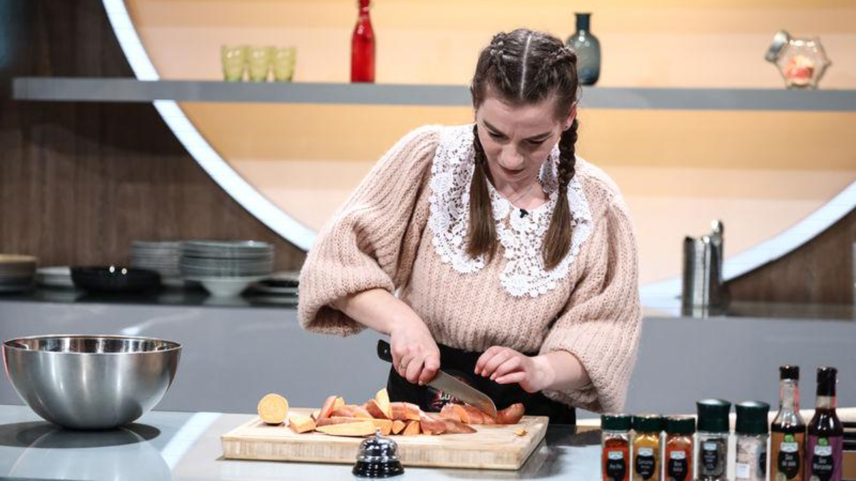 Imagine Stire Drama Anastasiei Donțu, văduva cu o copilărie traumatică, expusă în platoul Antena 1. Telespectatorii Chefi la cuțite au plâns când i-au auzit povestea! | 2review.ro