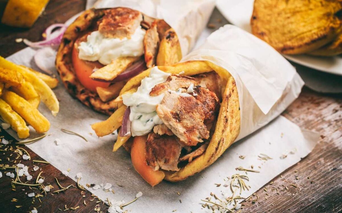 Ce conține, de fapt, Shaorma Hatz de la Shaormeria Băneasa. Ingredientele pe care Dorian Popa le-a ales pentru „vedeta” lanțului fast-food