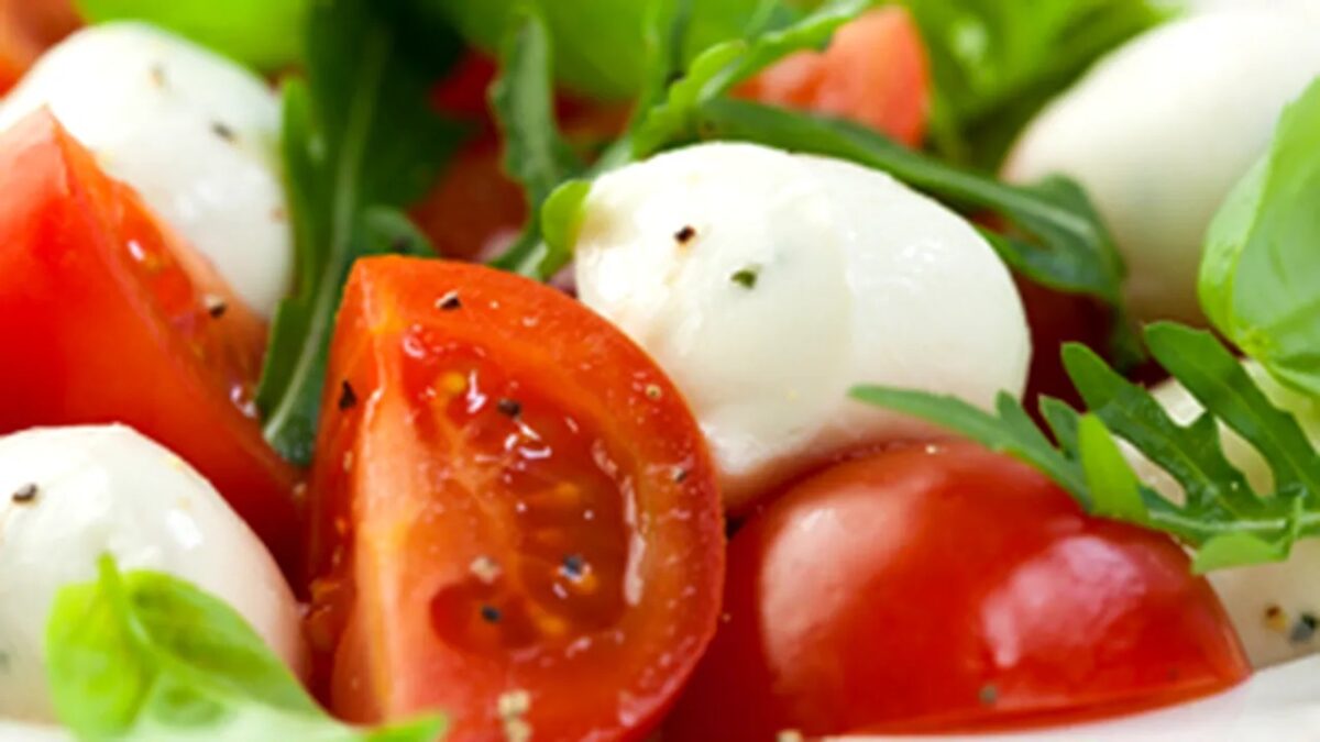 Faimoasa salată de roșii românească, în topul mondial al produselor vegane. Alte 3 mâncăruri autohtone ocupă locuri fruntașe în acest clasament inedit