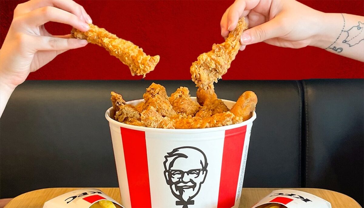 Ce conțin, de fapt, celebrele „crispy strips” de la KFC. Puțini români știu ce mănâncă