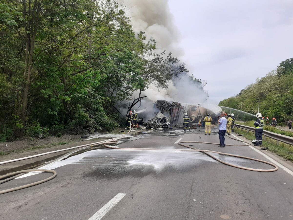 Incendiu de proporții pe Centura Capitalei, după ce o cisternă și un TIR s-au ciocnit. Unul dintre șoferi a fost găsit carbonizat