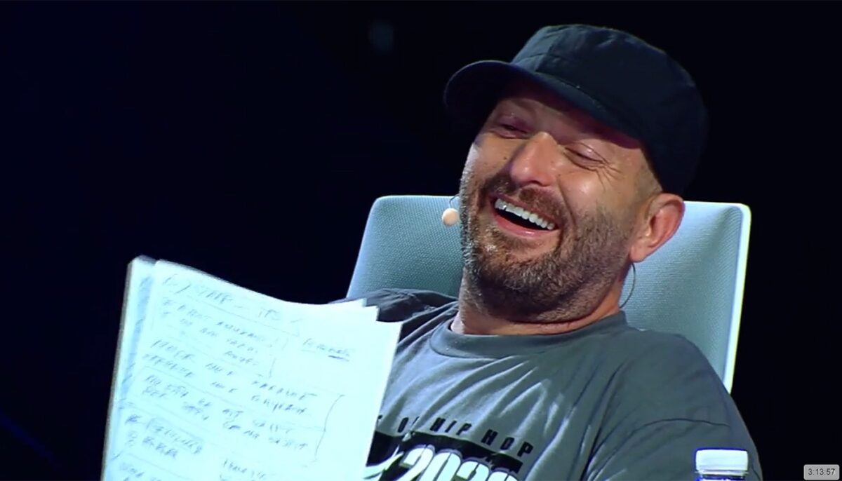Imagine Stire Am aflat ce scrie de zor Cheloo, de fapt, pe hârtiile de la masa iUmor de la Antena 1 | 2review.ro