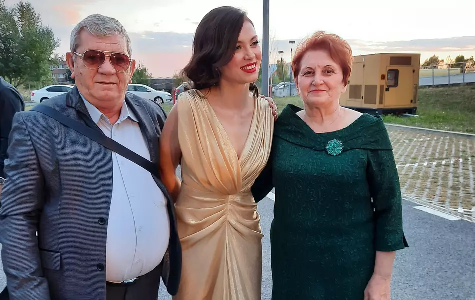 Imagine Stire Părinții Ancăi Dumitra din Las Fierbinți, copleșiți până la lacrimi! Cum au reacționat când și-au văzut fiica mireasă: „Am vrut să mă îmbăt în seara aia” | 2review.ro