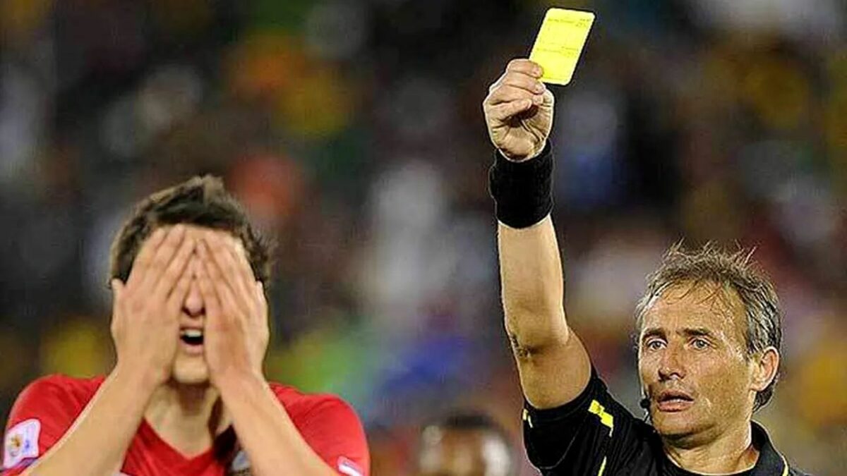 Imagine Stire „Și-a luat cartonaș galben” sau „a primit cartonaș galben”? Cum e corect şi de ce | 2review.ro