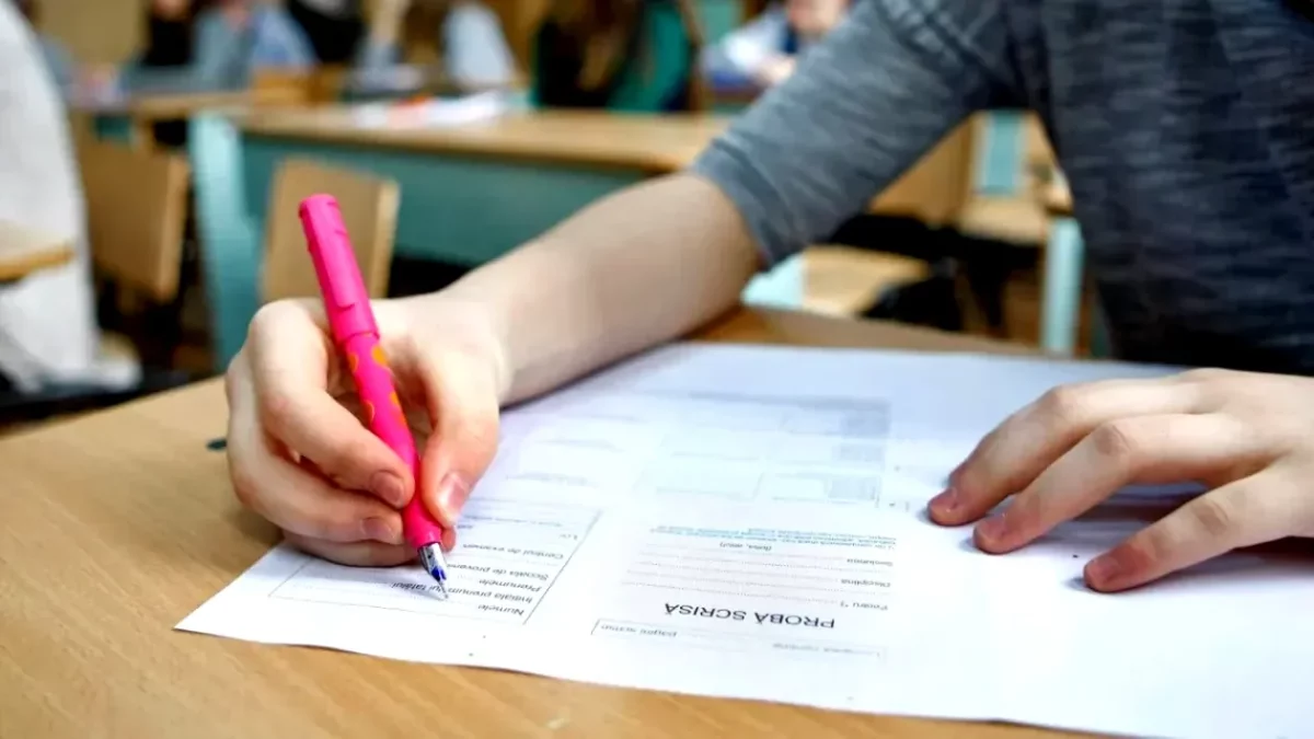 Râzi cu lacrimi! Ce a putut să scrie un elev de clasa a VIII-a la Evaluarea Naţională: „Nu știm de ce e moale, poate nu e moale”
