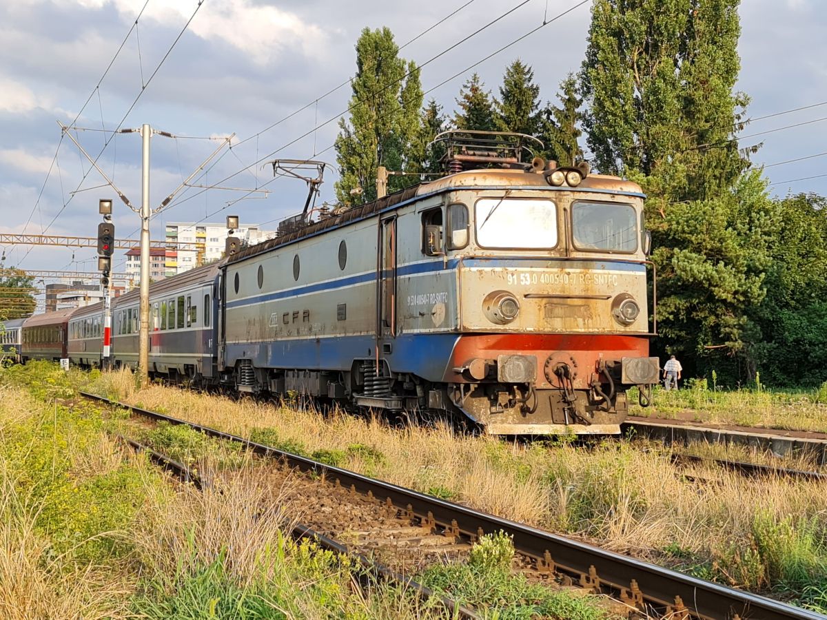 Accident feroviar în județul Giurgiu. Două locomotive au intrat în coliziune și trei persoane au fost rănite