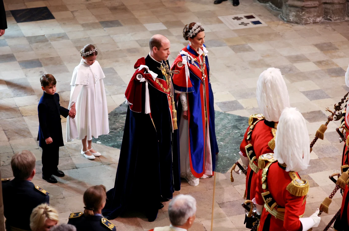 Imagine Stire Imagini emoţionante cu Prinții de Wales în Catedrală. Kate și William, alături de Charlotte și Louis | 2review.ro