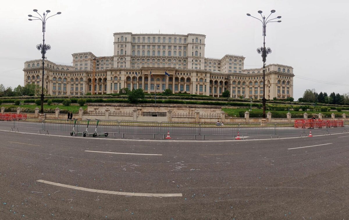 Imagine Stire Câți oameni au murit, de fapt, la Casa Poporului. Secretele bine ascunse despre cea mai impozantă clădire a României | 2review.ro