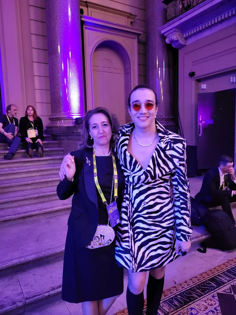 Imagine Stire Mama lui Theodor Andrei a răbufnit, după ce reprezentantul României la Eurovision 2023 a fost pus la zid: „E un tânăr cu problemele și cu sensibilitățile lui” | 2review.ro